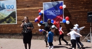 В рамках празднования Дня России, в Кулинском районе прошел флешмоб, где на площадке был развернут Государственный Флаг РФ